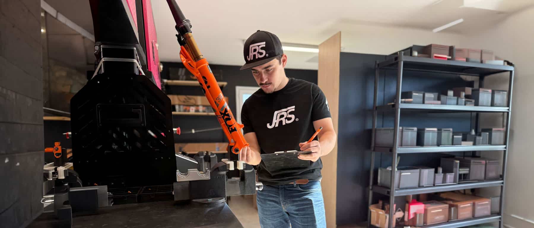 Read more about the article Révision, réglage, préparation : immersion dans l’atelier JRS Racing